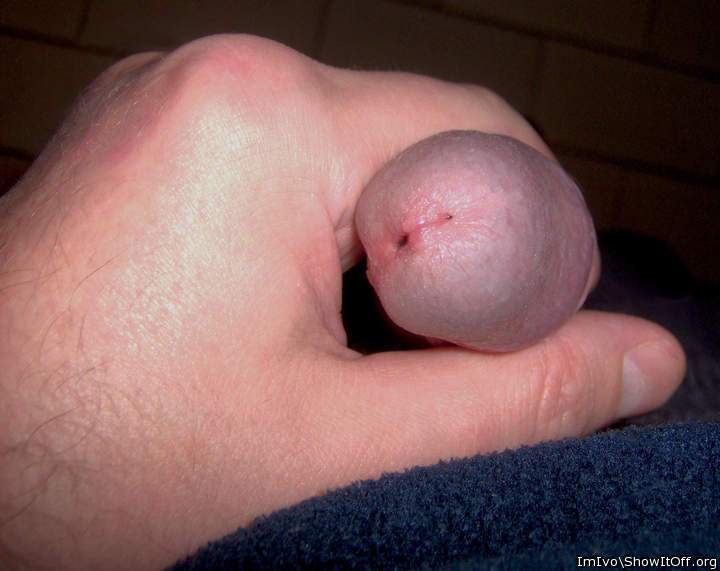 Nude glans with meatus (extreme closeup)