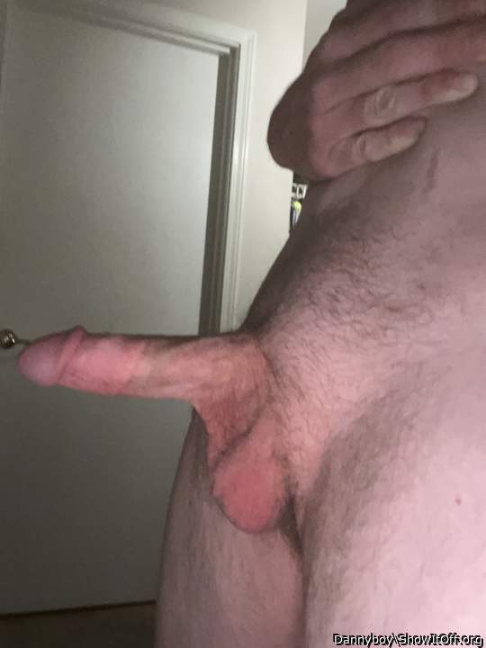 Nice pointing penis dude.  Trimmed well here