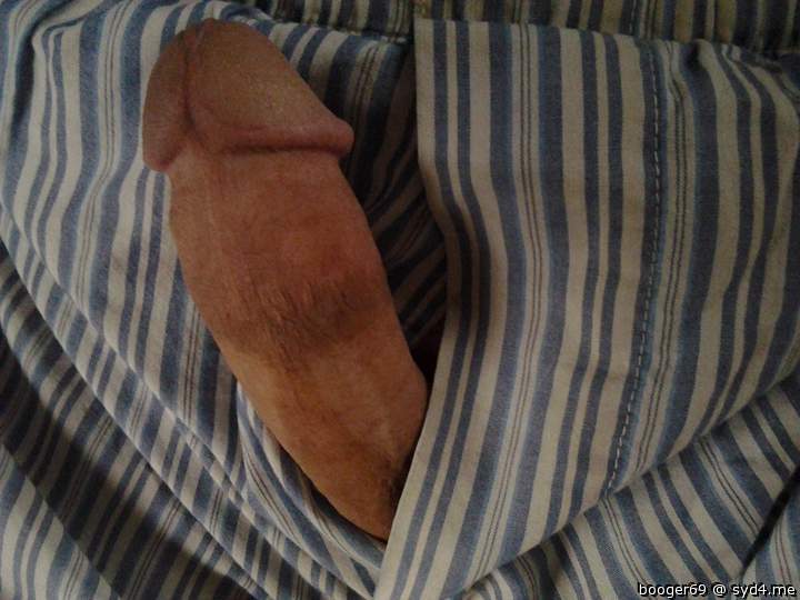 Nicely trimmed foreskin. High and tight
.