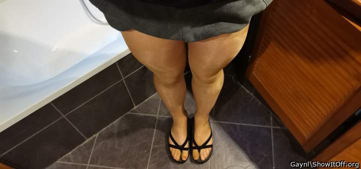 Mmmmm,lekker geil,je sexy benen en voeten in nylons!!!!!   