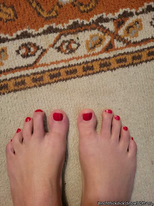 Would love to shoot a load on those painted toes 