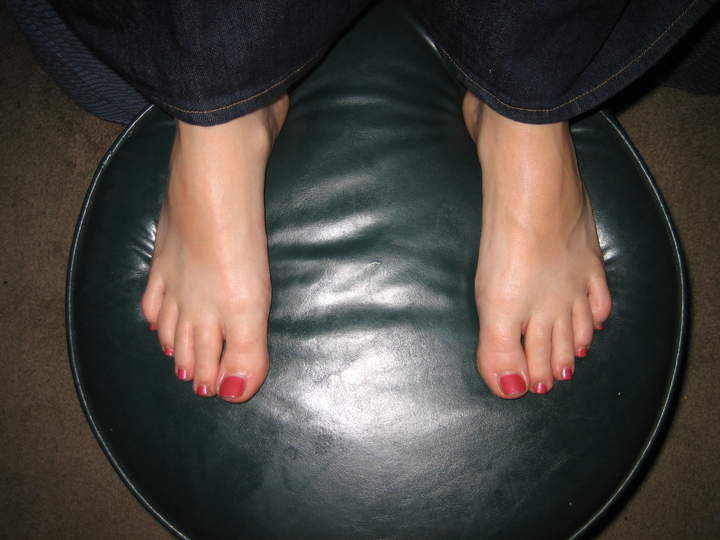 toes on stool