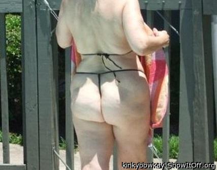SLUT KAY HERE, A SHOT OF MY ASS DOWN AT THE POOL