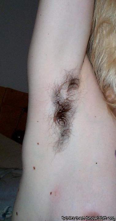 So hot, seeing women with hairy armpits!! Wish there were mo