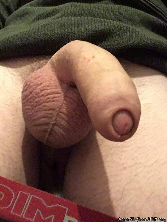 wanna suck those balls and dick!