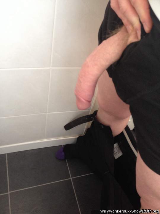 Impressive dick! I'd like to feel it grow in my mouth!