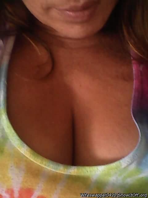 mmm gorgeous breasts, fabulous cleavage. Stunning.    