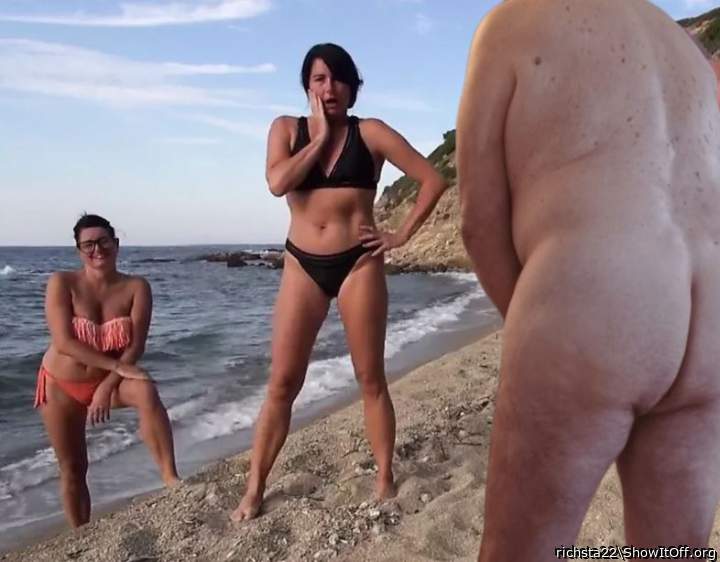 There are two types of women who catch you wanking at the beach.