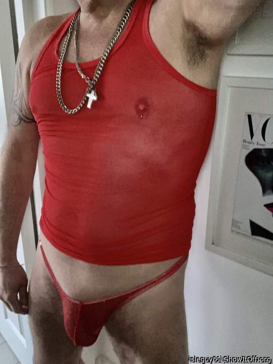 wow !  sexy red thong bulge ....