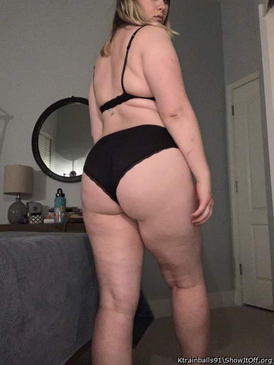 Such a lovely ass with nice big round butt cheeks. Love to p