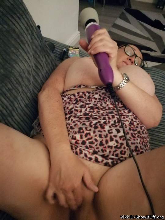 I want watch her play with that pussy