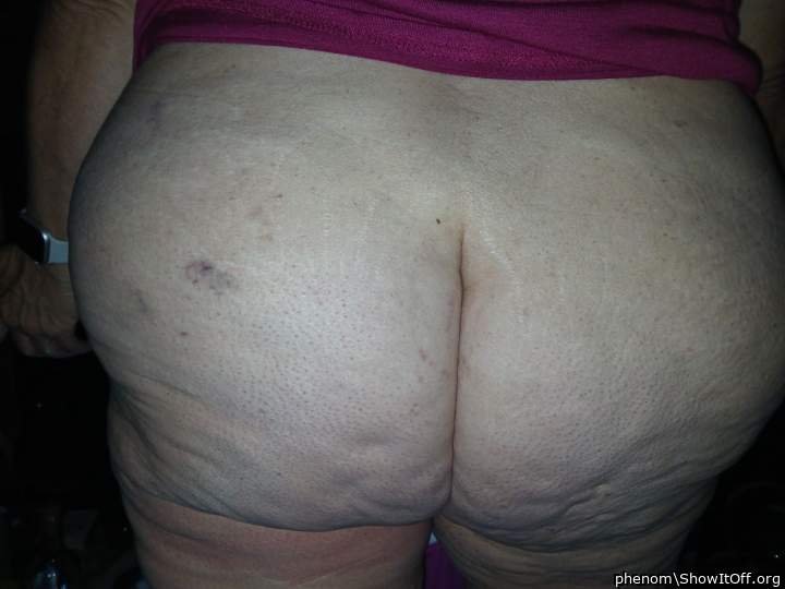 Such a lovely big booty   would gladly kiss and worship your