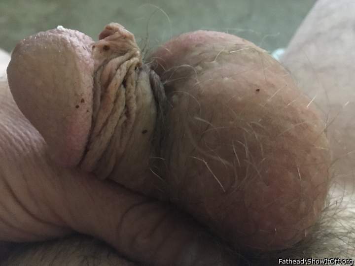 Tell me how u would suck that little cock meat