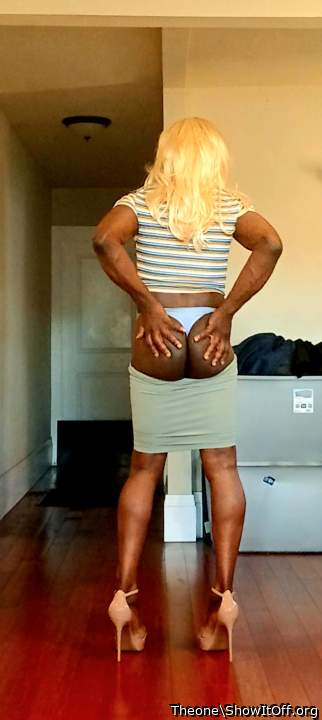 I'm a  Man with A real Ass no BBL don't u wanna  squeeze it