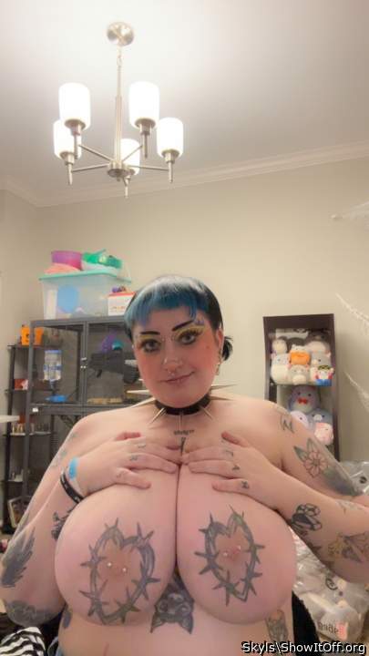 Love your enormous tits and pretty face