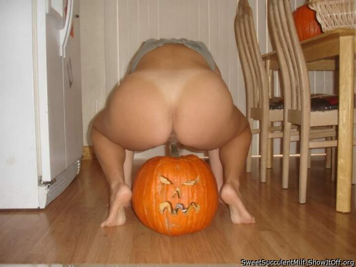 Spooky but sexy view! What a juicy ass, perfect for a good s
