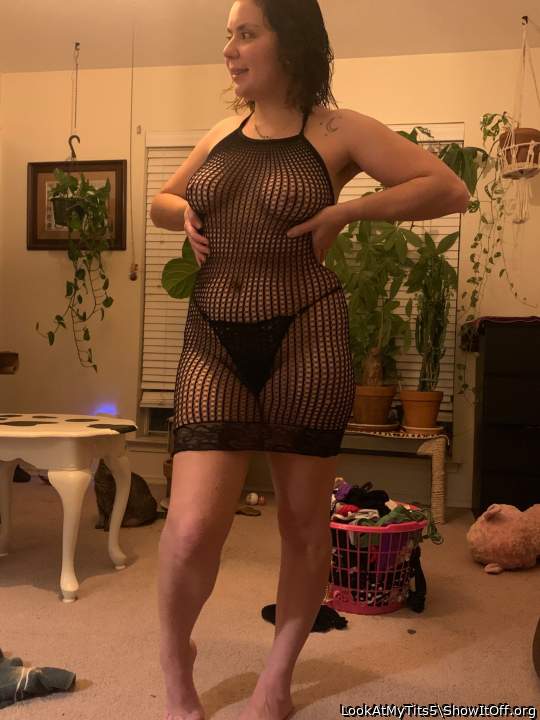 Uncropped version of my curvy body in my fishnet dress