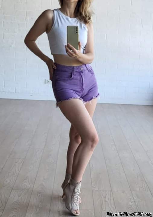 Beautiful long legs!!