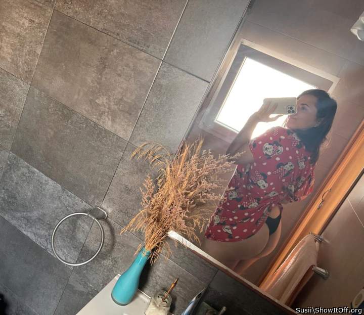 Would like to see those panties off 