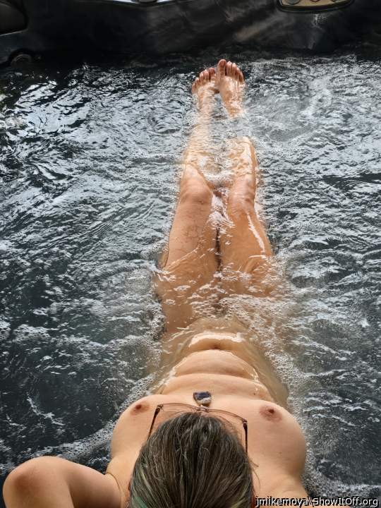 Gorgeous tits and sexy ass! Love to join her and feel her go