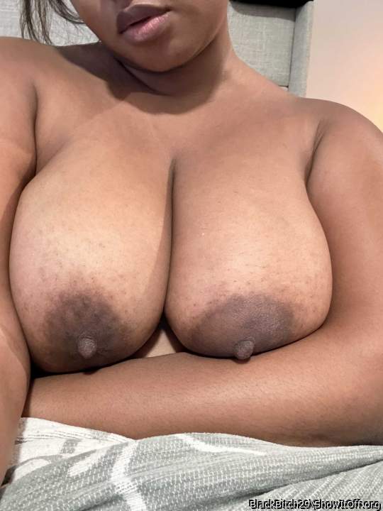I'd love a nice titjob with these beautiful big titties! 