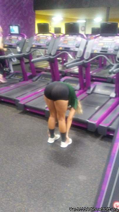 A sweet piece of ass I saw at the gym (8/2/2019)