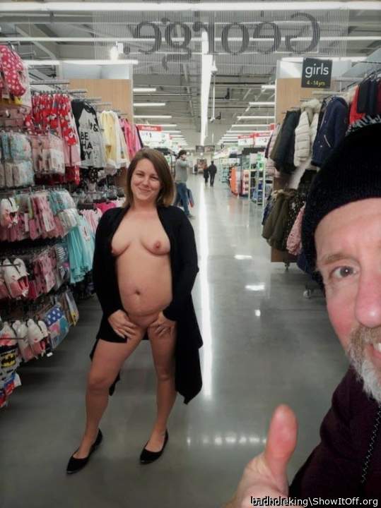 Flasher in supermarket .