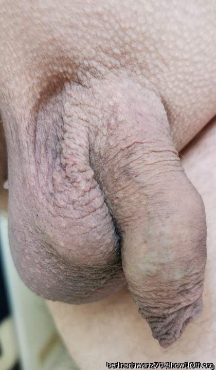 would love to tongue that amazing foreskin!  