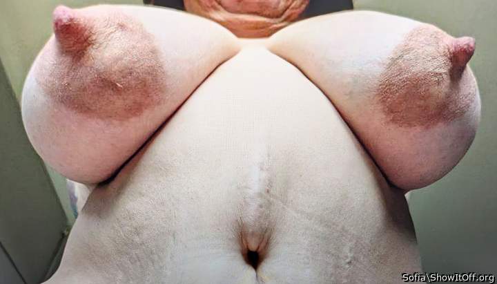 Love to bury my head between those huge boobs!