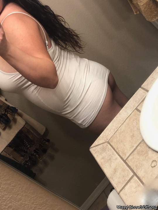 Nice little peek of a hot ass🔥😍
