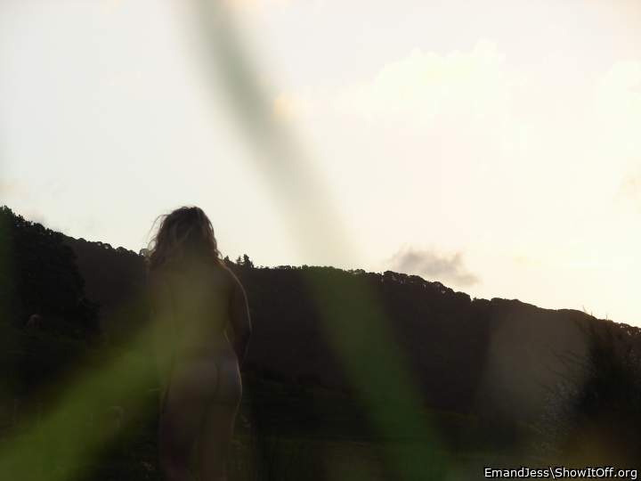 Outdoor nudity is so sexy!